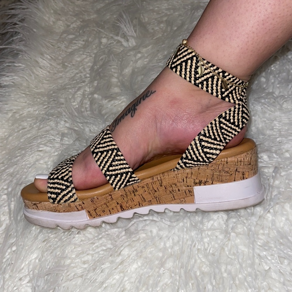 Chunky neutral strappy sandals 🤎🤍🖤